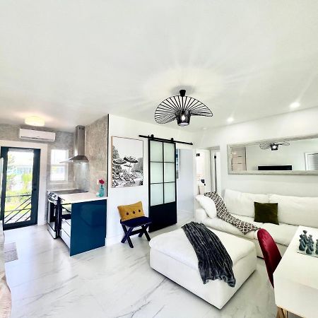 3 Seasons At The Carrington 3 Separate 2 Bedroom 1 Bathroom Apartments And A 3 Bedroom 2 Bathroom Villa Miami Exteriör bild