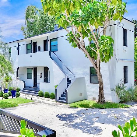 3 Seasons At The Carrington 3 Separate 2 Bedroom 1 Bathroom Apartments And A 3 Bedroom 2 Bathroom Villa Miami Exteriör bild