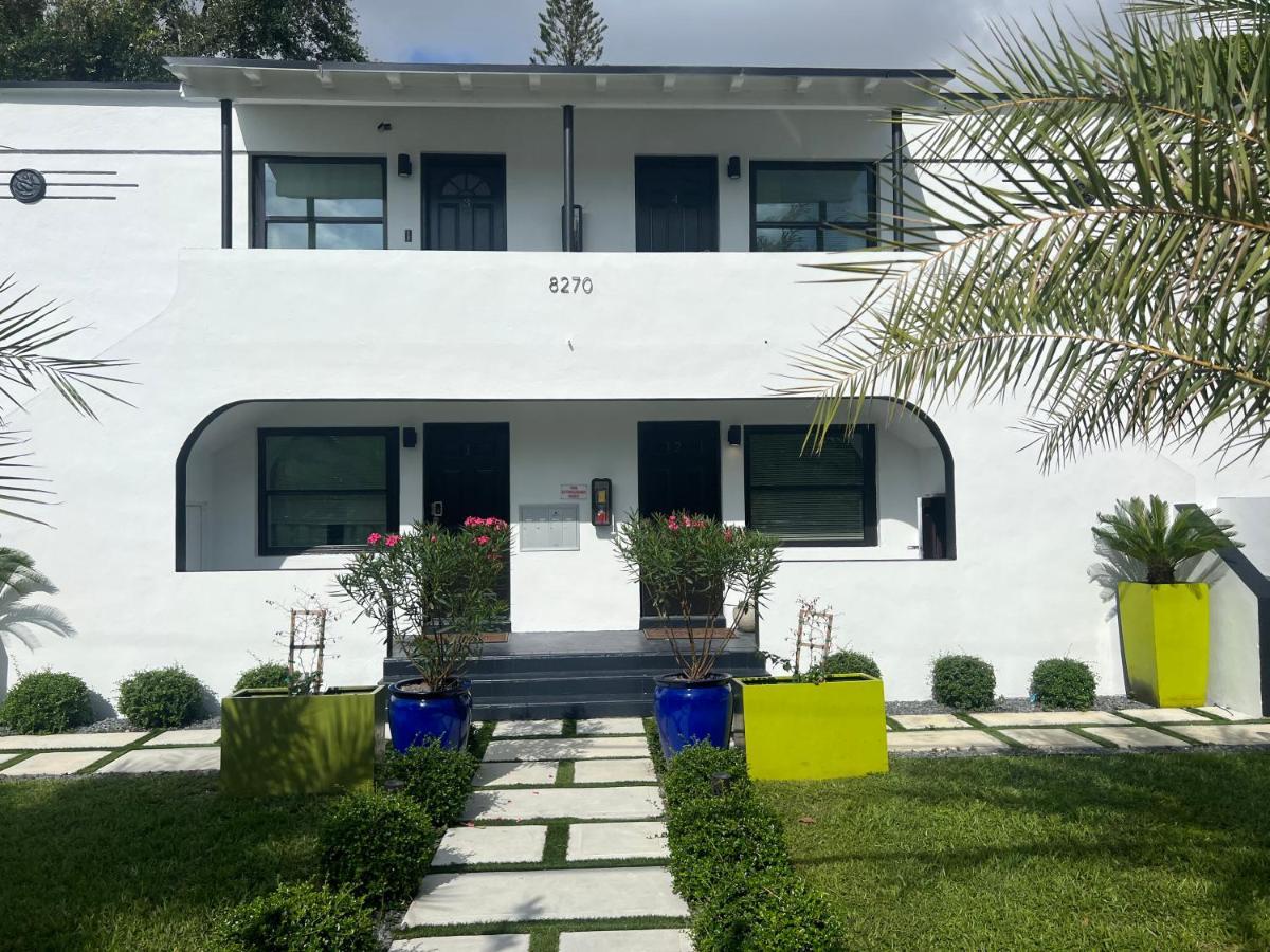 3 Seasons At The Carrington 3 Separate 2 Bedroom 1 Bathroom Apartments And A 3 Bedroom 2 Bathroom Villa Miami Exteriör bild