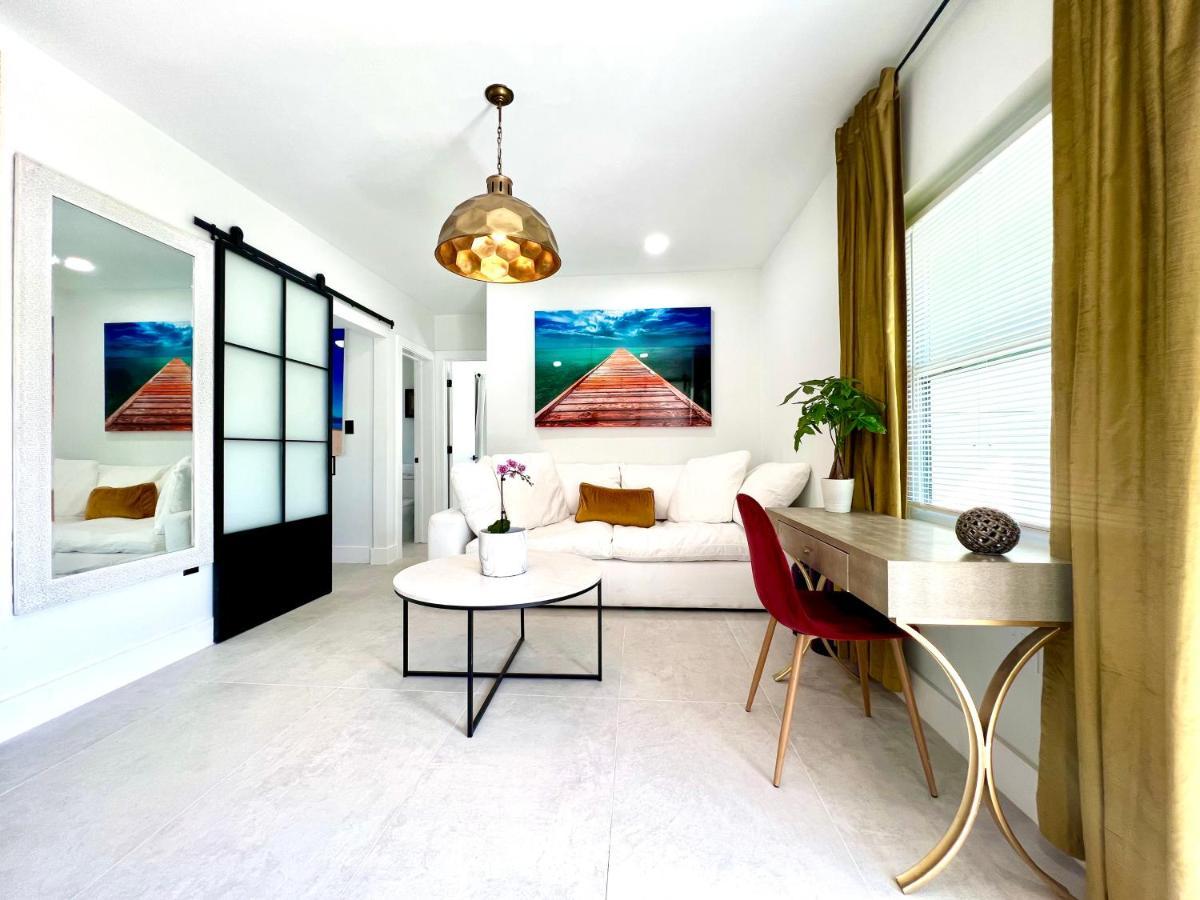3 Seasons At The Carrington 3 Separate 2 Bedroom 1 Bathroom Apartments And A 3 Bedroom 2 Bathroom Villa Miami Exteriör bild