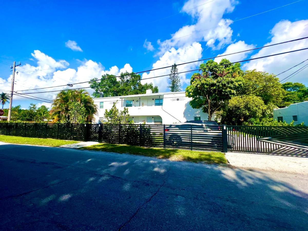 3 Seasons At The Carrington 3 Separate 2 Bedroom 1 Bathroom Apartments And A 3 Bedroom 2 Bathroom Villa Miami Exteriör bild