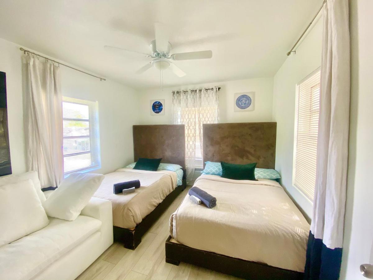 3 Seasons At The Carrington 3 Separate 2 Bedroom 1 Bathroom Apartments And A 3 Bedroom 2 Bathroom Villa Miami Exteriör bild