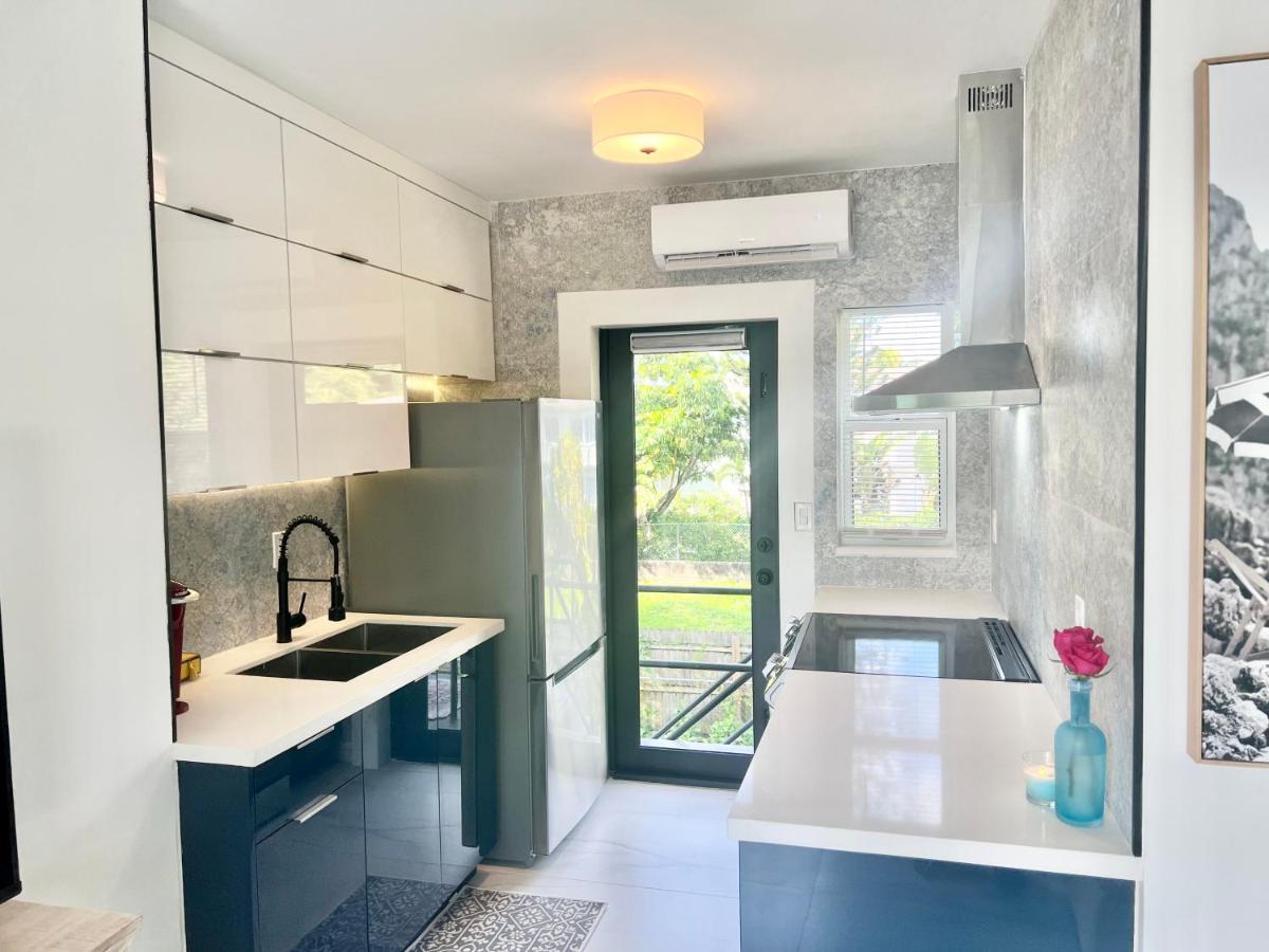 3 Seasons At The Carrington 3 Separate 2 Bedroom 1 Bathroom Apartments And A 3 Bedroom 2 Bathroom Villa Miami Exteriör bild