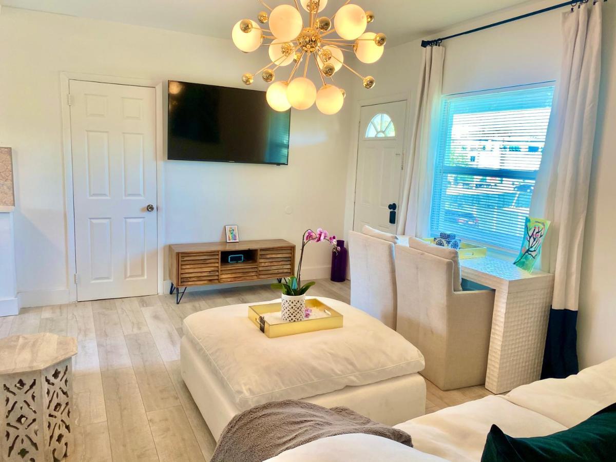 3 Seasons At The Carrington 3 Separate 2 Bedroom 1 Bathroom Apartments And A 3 Bedroom 2 Bathroom Villa Miami Exteriör bild