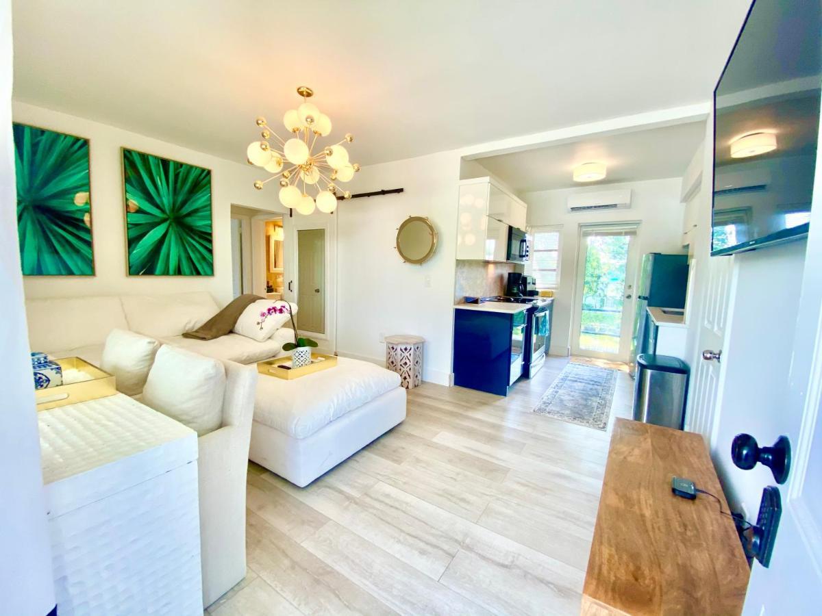 3 Seasons At The Carrington 3 Separate 2 Bedroom 1 Bathroom Apartments And A 3 Bedroom 2 Bathroom Villa Miami Exteriör bild