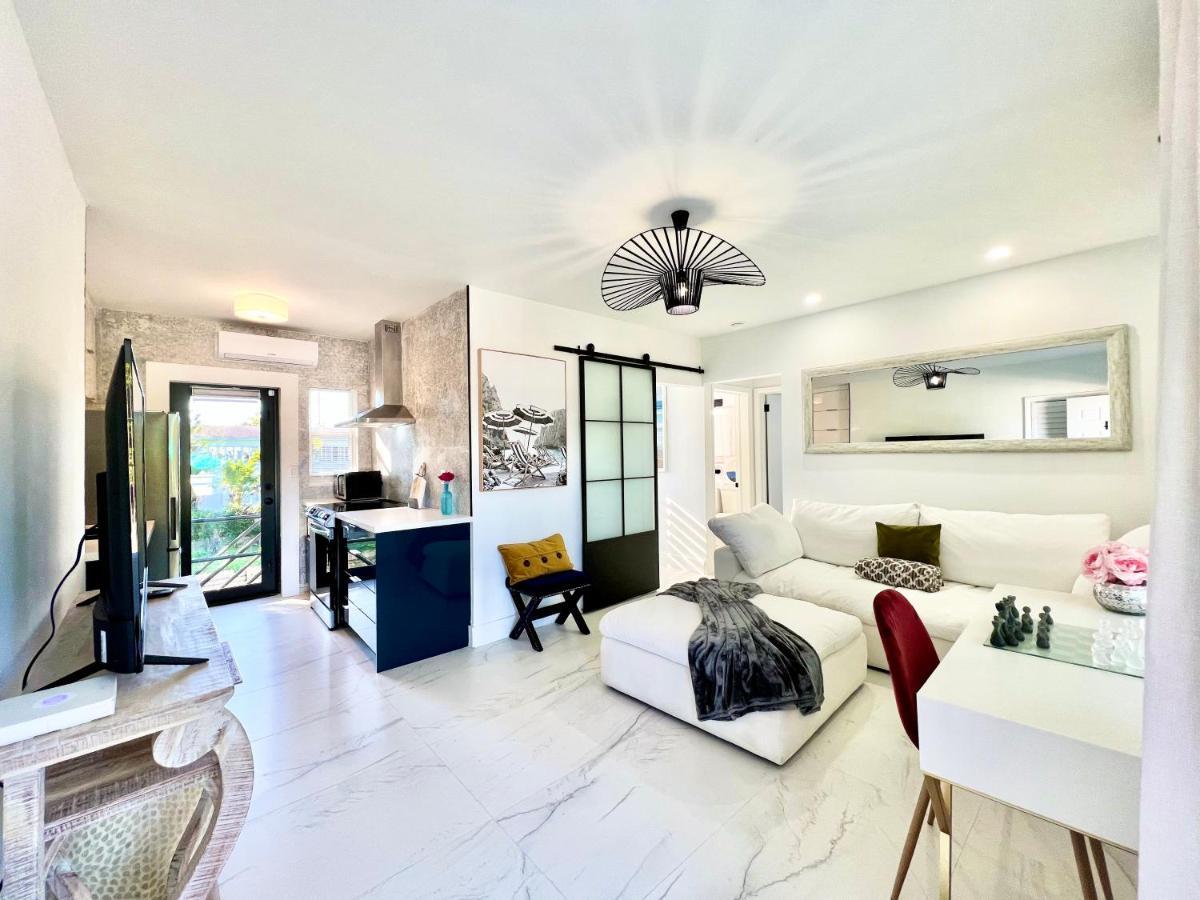 3 Seasons At The Carrington 3 Separate 2 Bedroom 1 Bathroom Apartments And A 3 Bedroom 2 Bathroom Villa Miami Exteriör bild