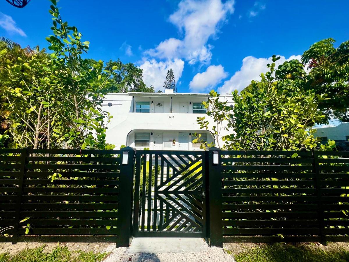 3 Seasons At The Carrington 3 Separate 2 Bedroom 1 Bathroom Apartments And A 3 Bedroom 2 Bathroom Villa Miami Exteriör bild