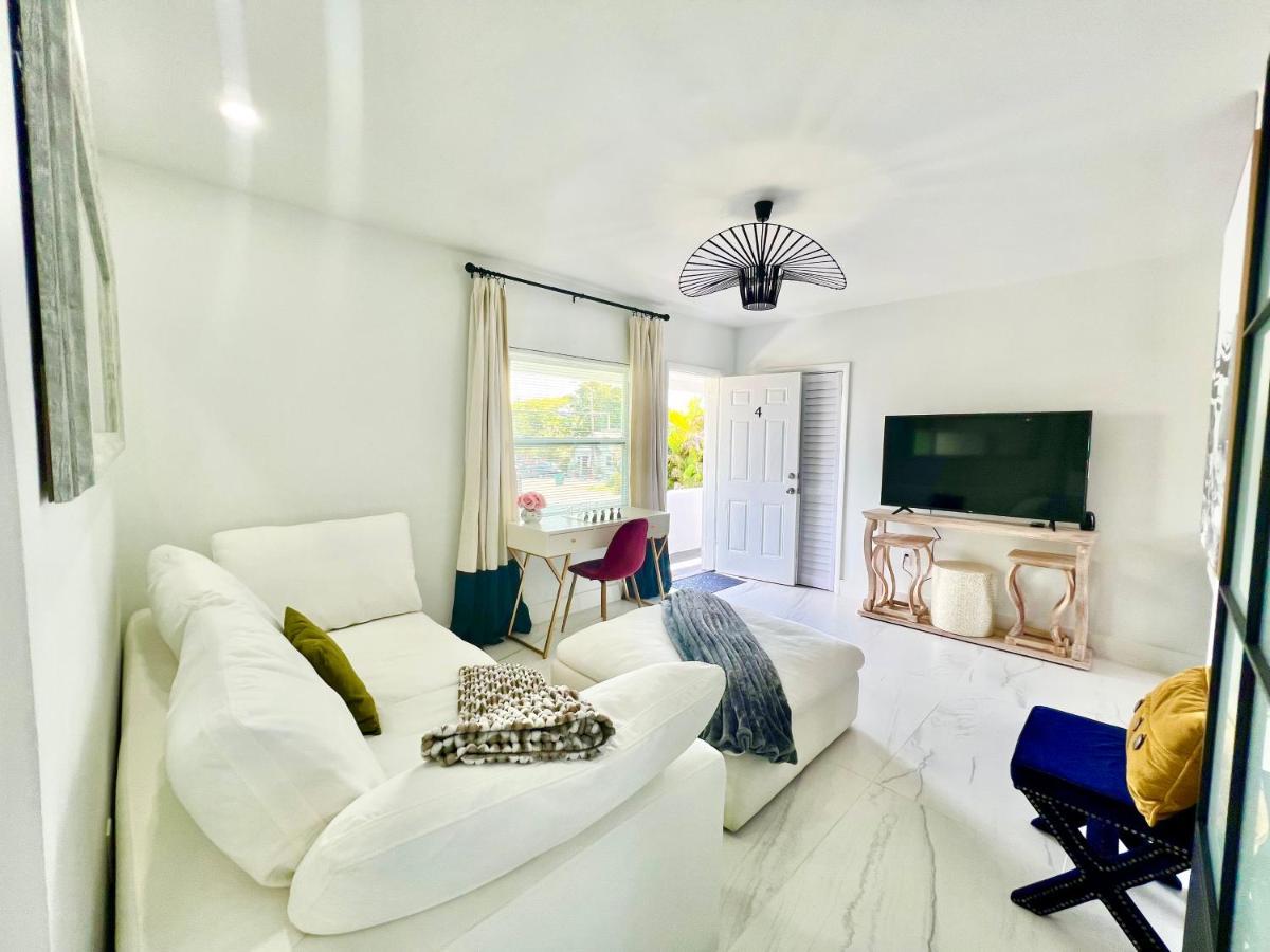 3 Seasons At The Carrington 3 Separate 2 Bedroom 1 Bathroom Apartments And A 3 Bedroom 2 Bathroom Villa Miami Exteriör bild