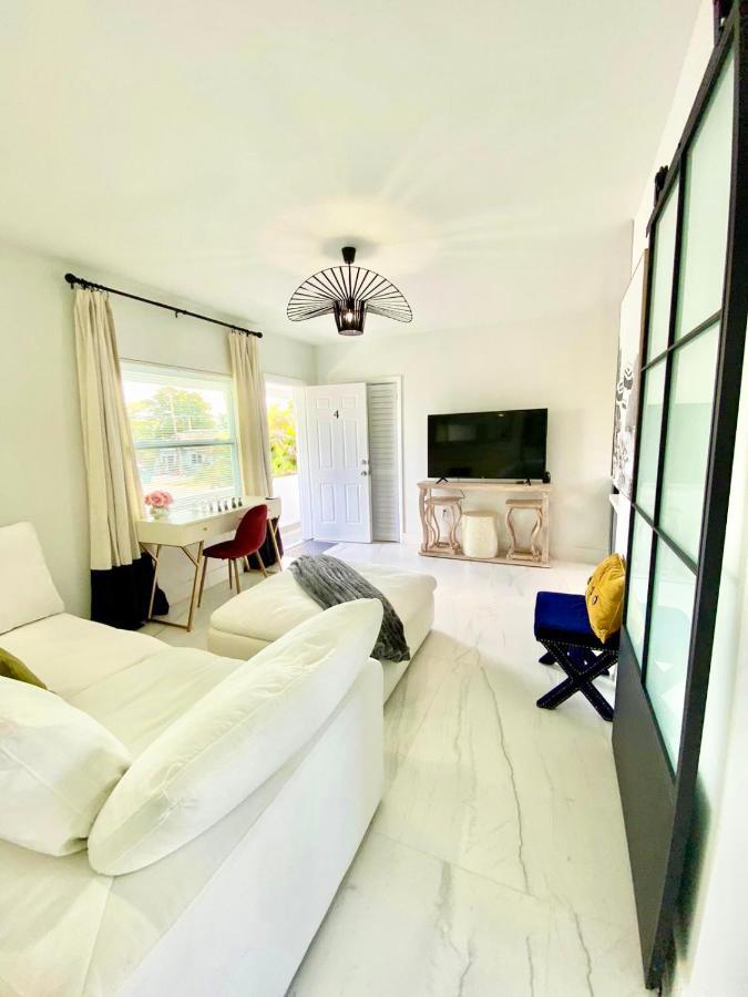 3 Seasons At The Carrington 3 Separate 2 Bedroom 1 Bathroom Apartments And A 3 Bedroom 2 Bathroom Villa Miami Exteriör bild