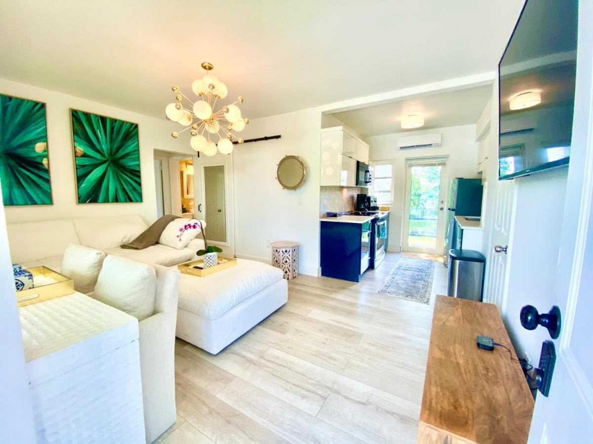 3 Seasons At The Carrington 3 Separate 2 Bedroom 1 Bathroom Apartments And A 3 Bedroom 2 Bathroom Villa Miami Exteriör bild