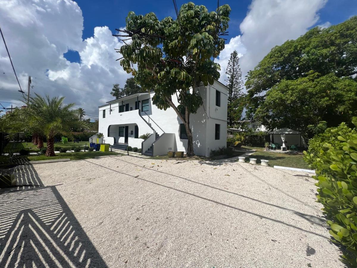3 Seasons At The Carrington 3 Separate 2 Bedroom 1 Bathroom Apartments And A 3 Bedroom 2 Bathroom Villa Miami Exteriör bild