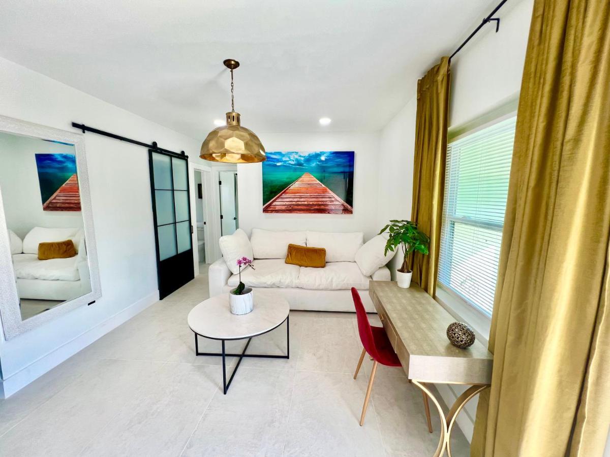 3 Seasons At The Carrington 3 Separate 2 Bedroom 1 Bathroom Apartments And A 3 Bedroom 2 Bathroom Villa Miami Exteriör bild