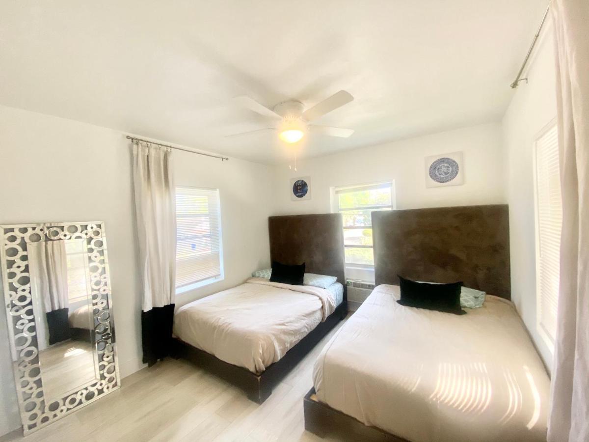 3 Seasons At The Carrington 3 Separate 2 Bedroom 1 Bathroom Apartments And A 3 Bedroom 2 Bathroom Villa Miami Exteriör bild