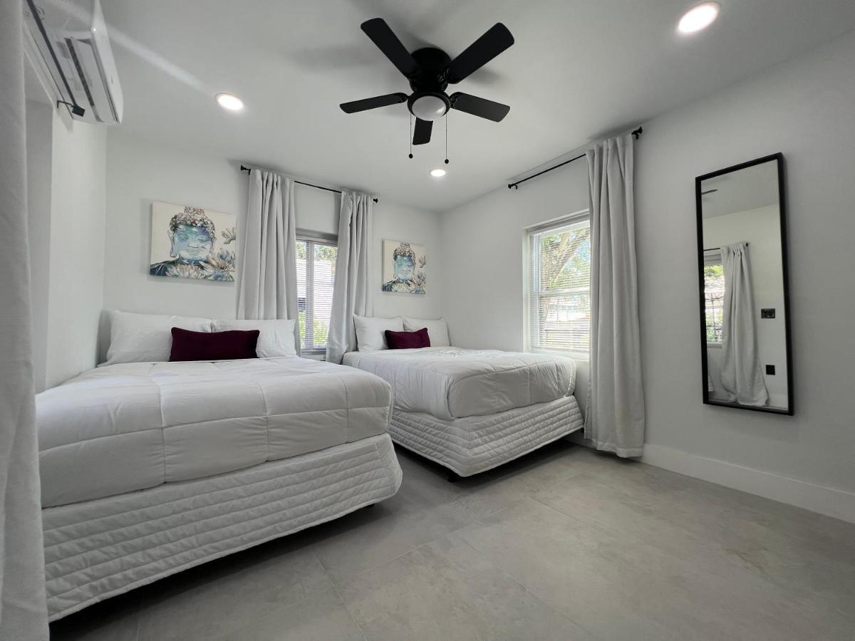 3 Seasons At The Carrington 3 Separate 2 Bedroom 1 Bathroom Apartments And A 3 Bedroom 2 Bathroom Villa Miami Exteriör bild