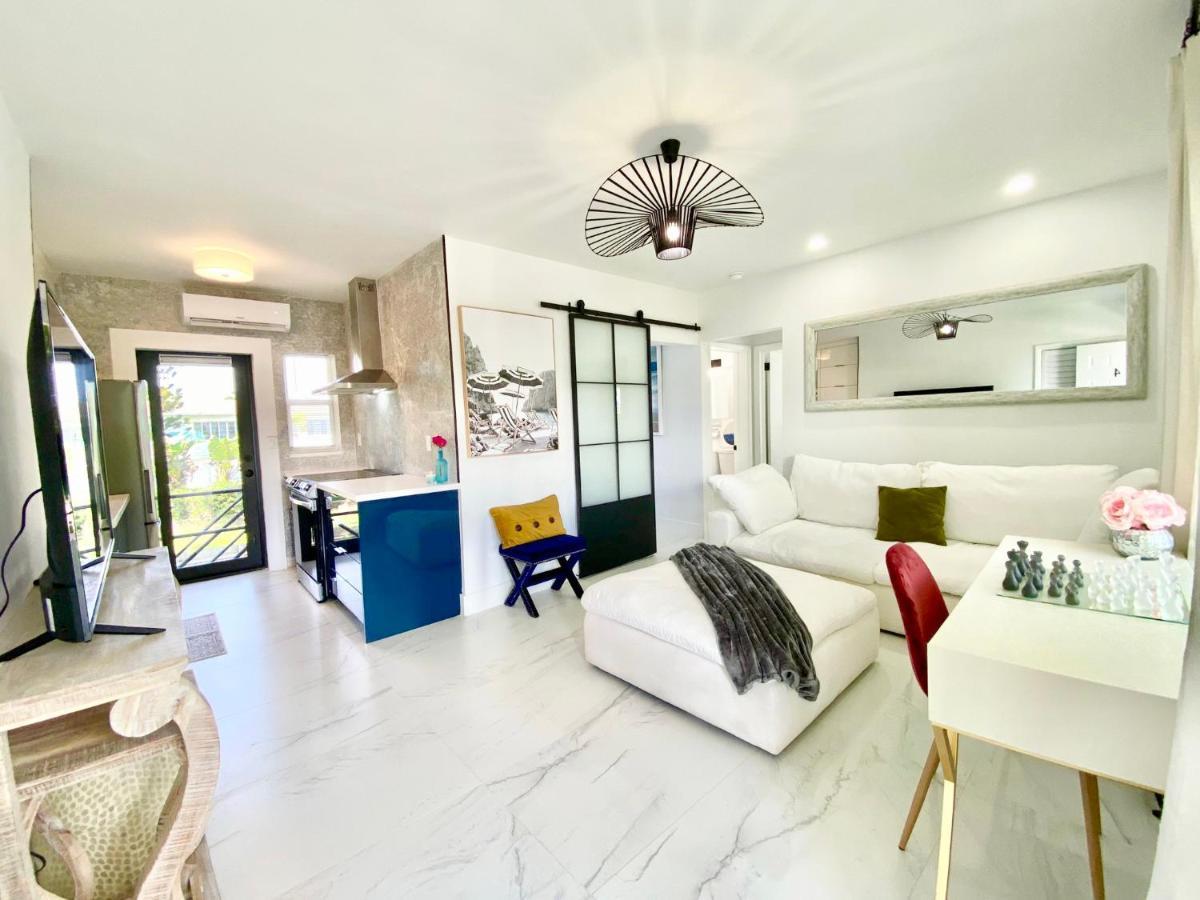 3 Seasons At The Carrington 3 Separate 2 Bedroom 1 Bathroom Apartments And A 3 Bedroom 2 Bathroom Villa Miami Exteriör bild
