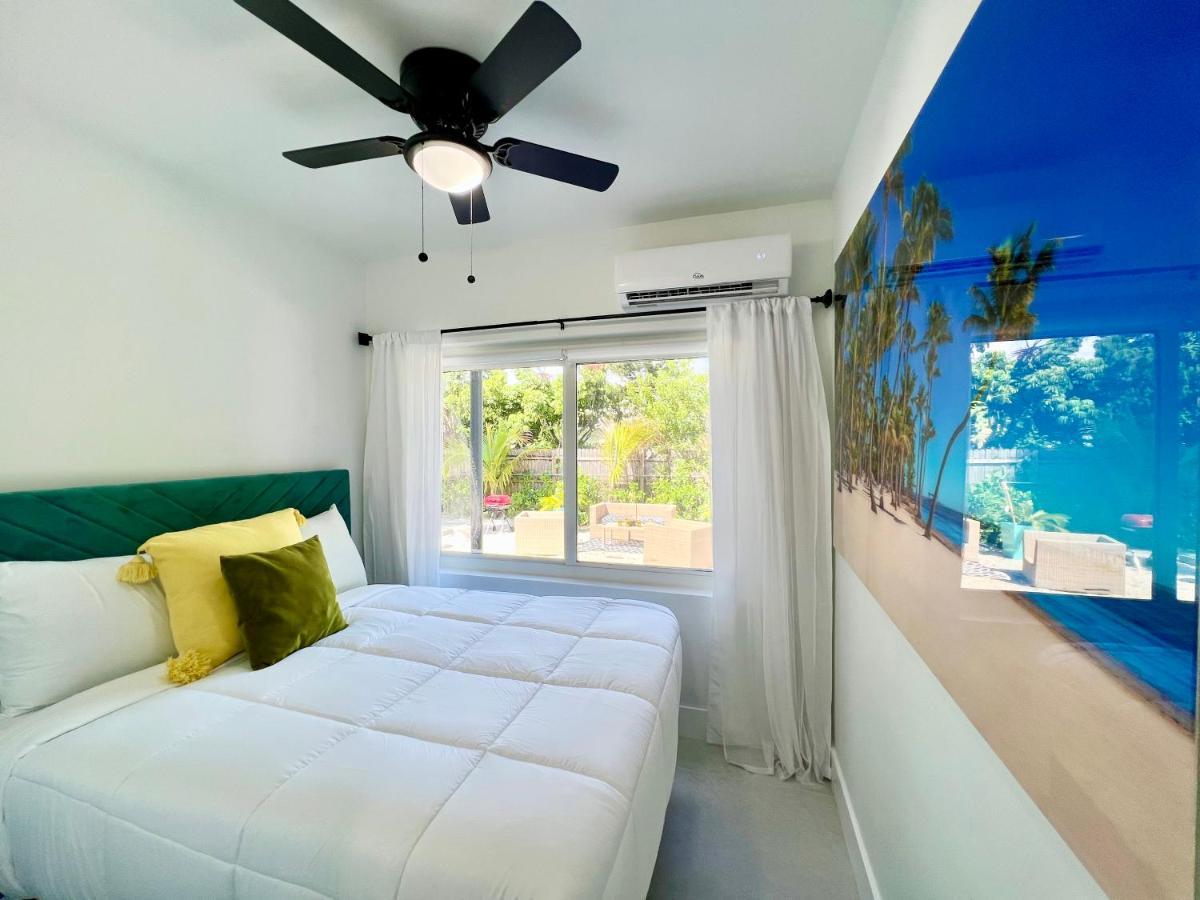 3 Seasons At The Carrington 3 Separate 2 Bedroom 1 Bathroom Apartments And A 3 Bedroom 2 Bathroom Villa Miami Exteriör bild
