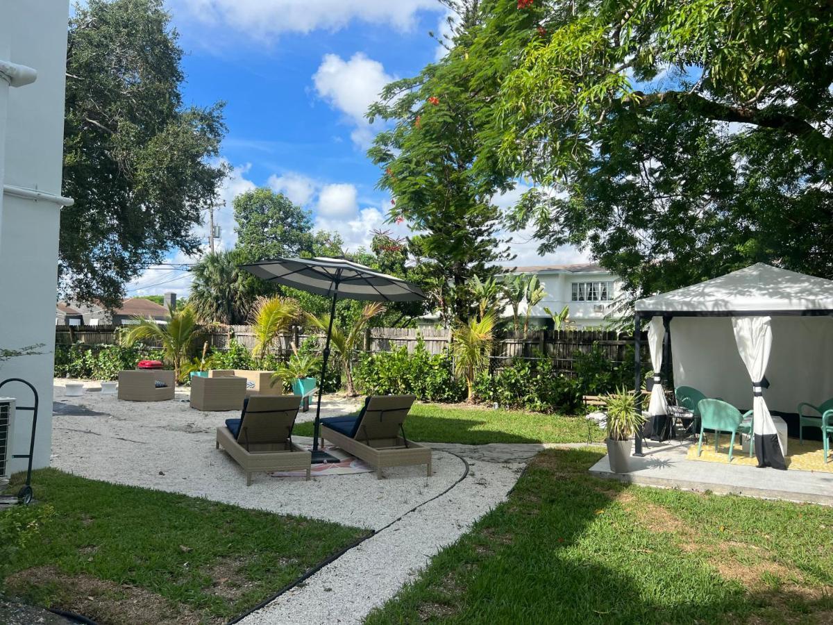 3 Seasons At The Carrington 3 Separate 2 Bedroom 1 Bathroom Apartments And A 3 Bedroom 2 Bathroom Villa Miami Exteriör bild