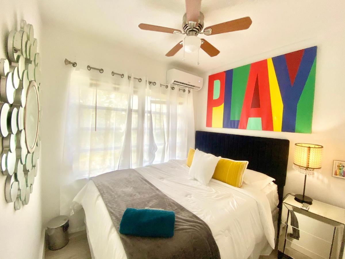 3 Seasons At The Carrington 3 Separate 2 Bedroom 1 Bathroom Apartments And A 3 Bedroom 2 Bathroom Villa Miami Exteriör bild