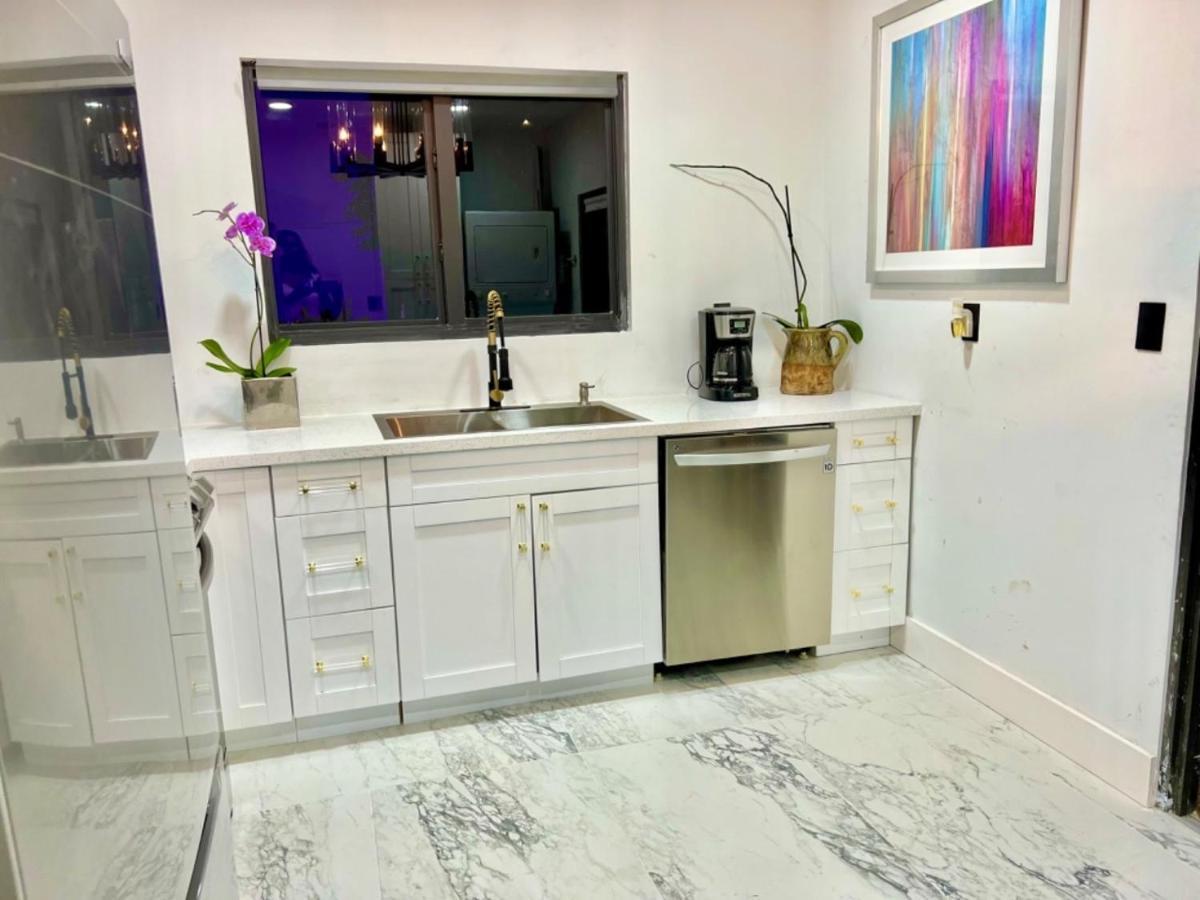 3 Seasons At The Carrington 3 Separate 2 Bedroom 1 Bathroom Apartments And A 3 Bedroom 2 Bathroom Villa Miami Exteriör bild