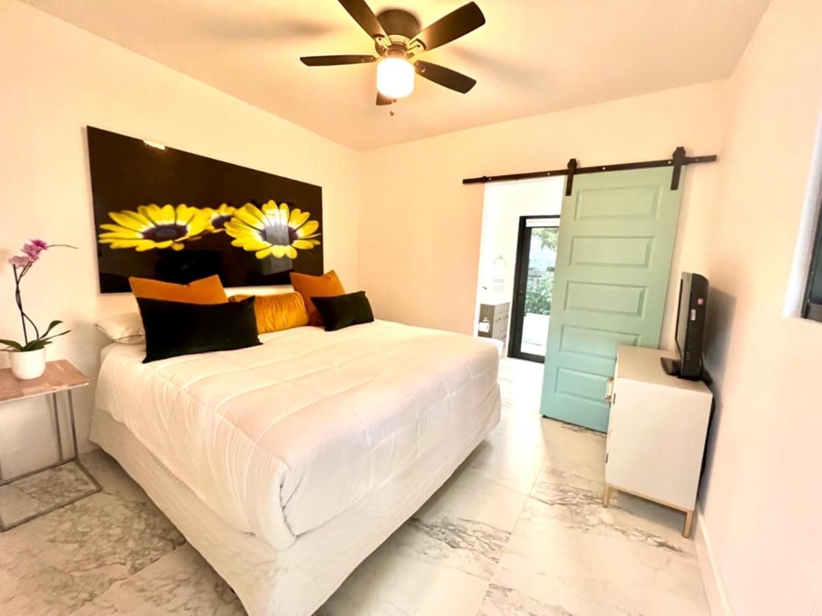3 Seasons At The Carrington 3 Separate 2 Bedroom 1 Bathroom Apartments And A 3 Bedroom 2 Bathroom Villa Miami Exteriör bild