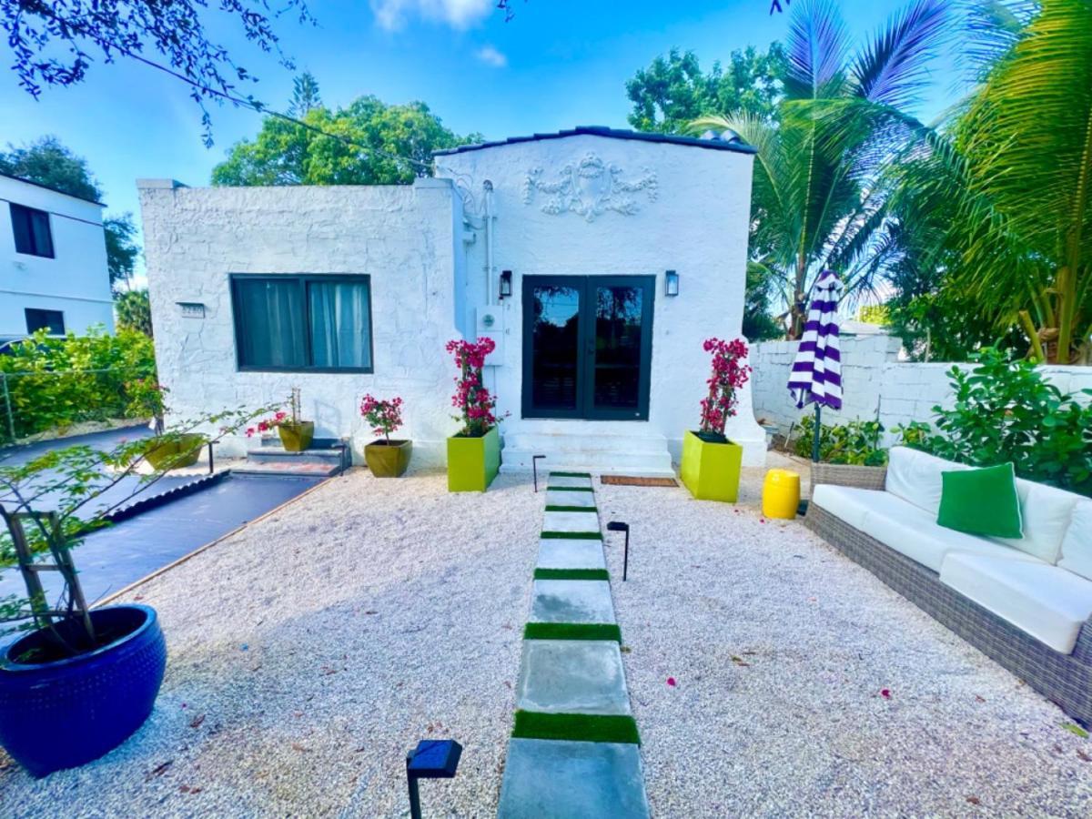3 Seasons At The Carrington 3 Separate 2 Bedroom 1 Bathroom Apartments And A 3 Bedroom 2 Bathroom Villa Miami Exteriör bild