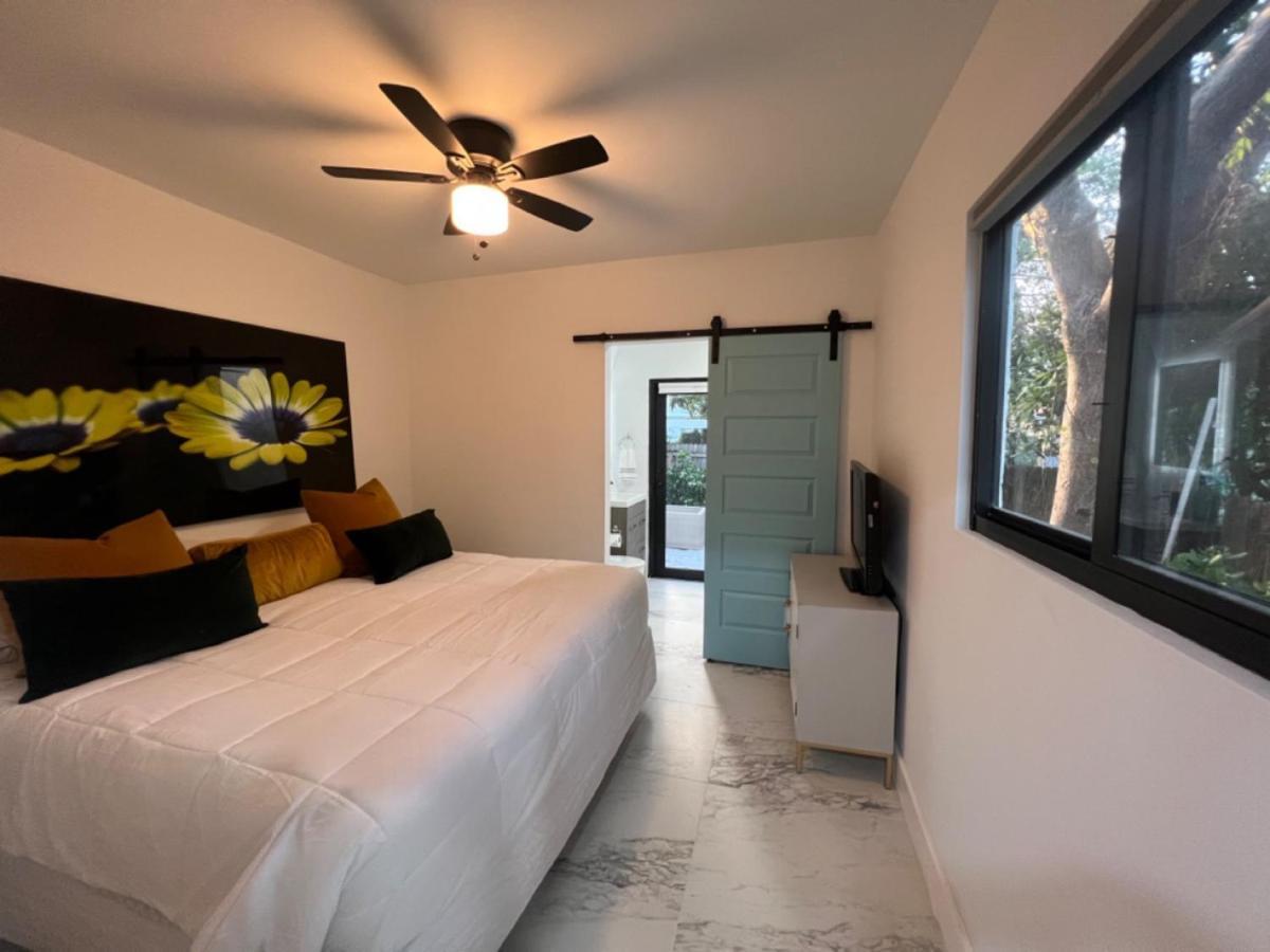 3 Seasons At The Carrington 3 Separate 2 Bedroom 1 Bathroom Apartments And A 3 Bedroom 2 Bathroom Villa Miami Exteriör bild