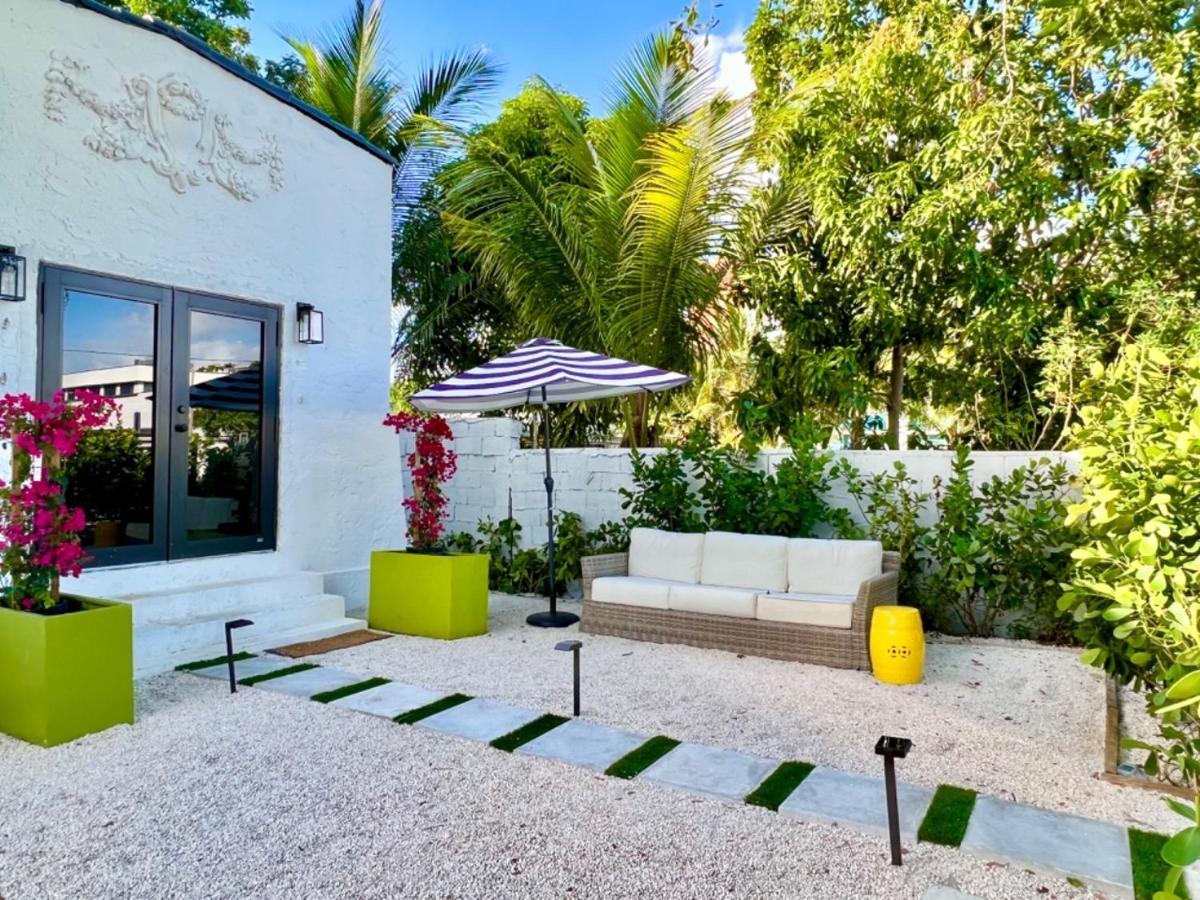3 Seasons At The Carrington 3 Separate 2 Bedroom 1 Bathroom Apartments And A 3 Bedroom 2 Bathroom Villa Miami Exteriör bild