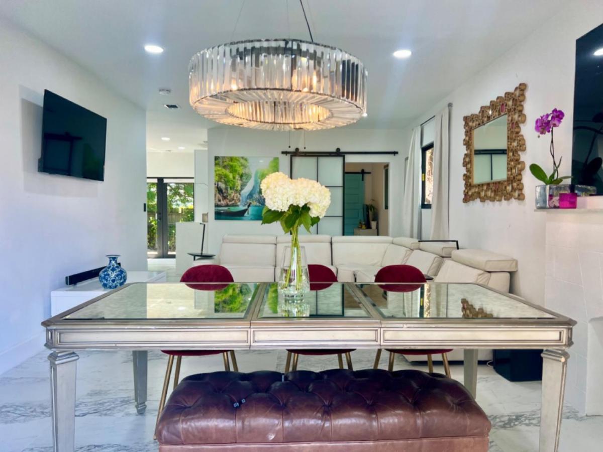 3 Seasons At The Carrington 3 Separate 2 Bedroom 1 Bathroom Apartments And A 3 Bedroom 2 Bathroom Villa Miami Exteriör bild
