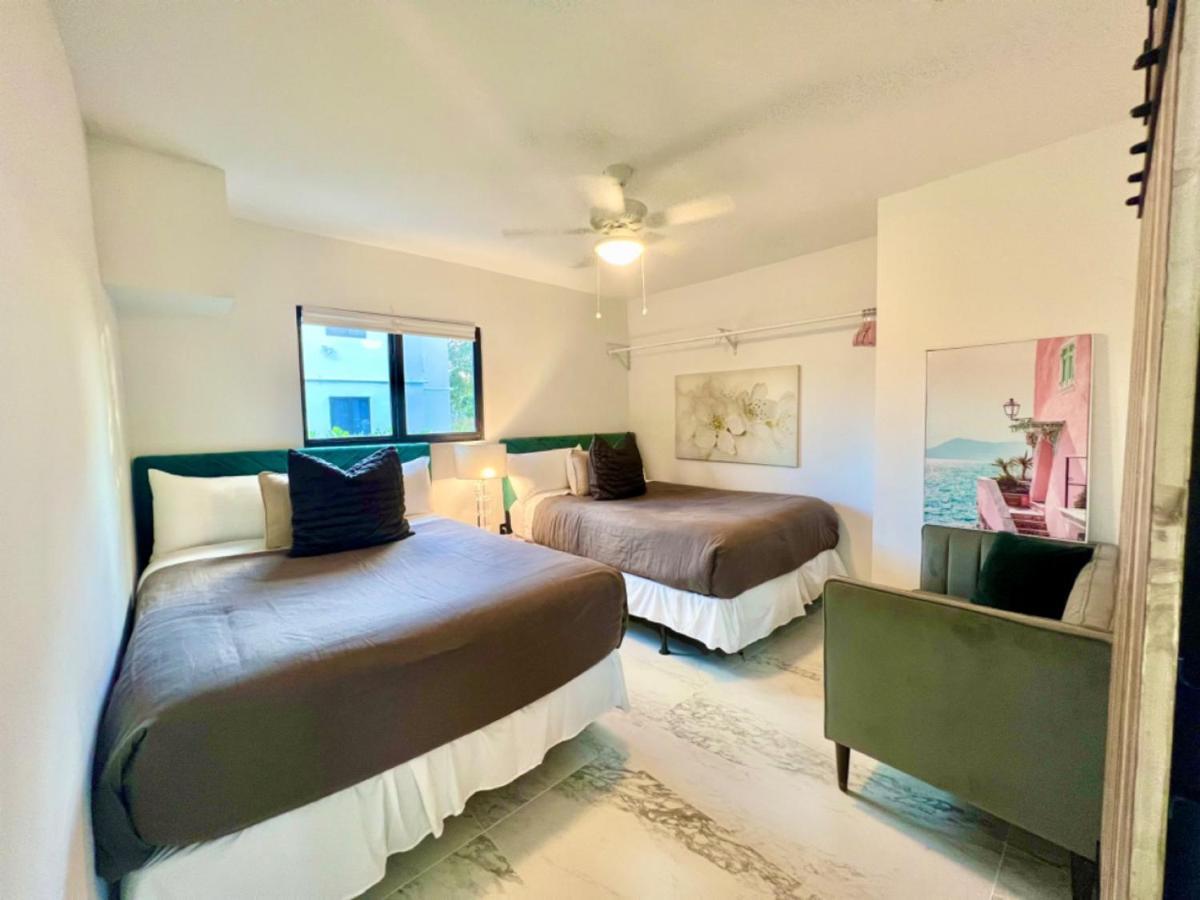 3 Seasons At The Carrington 3 Separate 2 Bedroom 1 Bathroom Apartments And A 3 Bedroom 2 Bathroom Villa Miami Exteriör bild