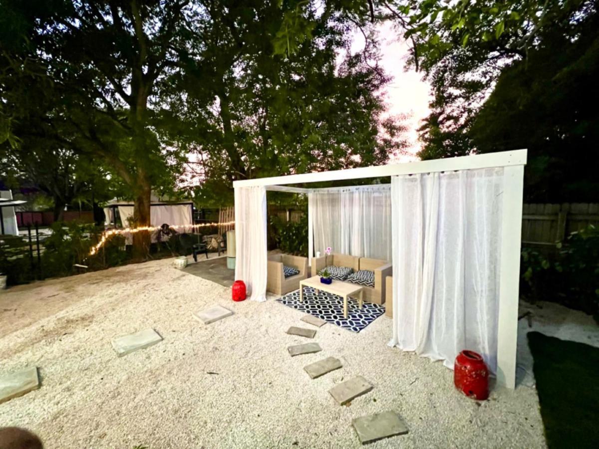 3 Seasons At The Carrington 3 Separate 2 Bedroom 1 Bathroom Apartments And A 3 Bedroom 2 Bathroom Villa Miami Exteriör bild