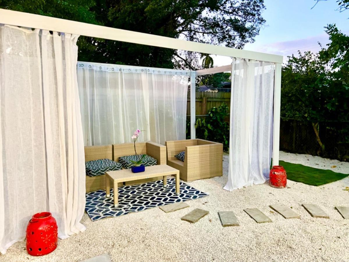 3 Seasons At The Carrington 3 Separate 2 Bedroom 1 Bathroom Apartments And A 3 Bedroom 2 Bathroom Villa Miami Exteriör bild