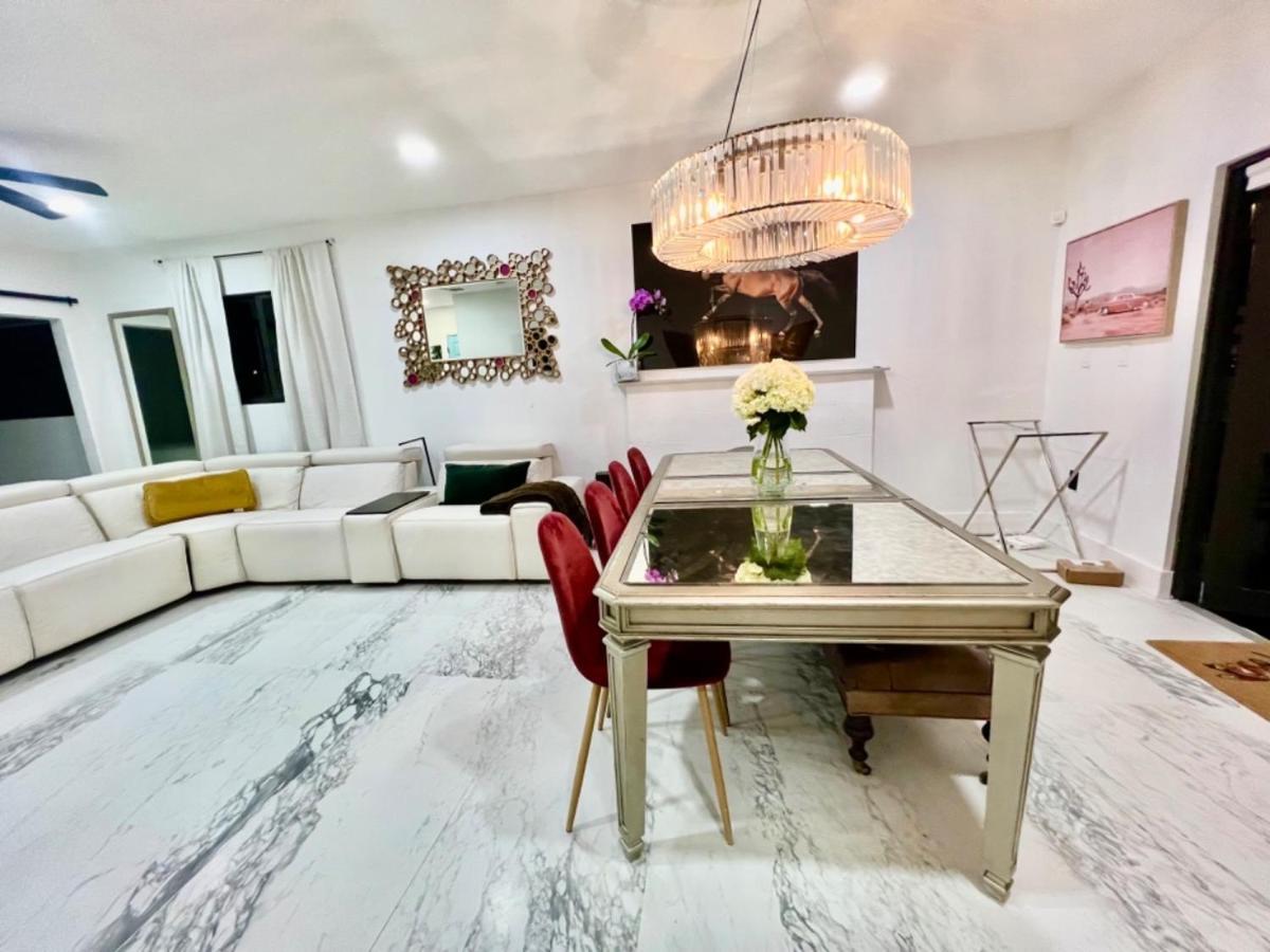 3 Seasons At The Carrington 3 Separate 2 Bedroom 1 Bathroom Apartments And A 3 Bedroom 2 Bathroom Villa Miami Exteriör bild