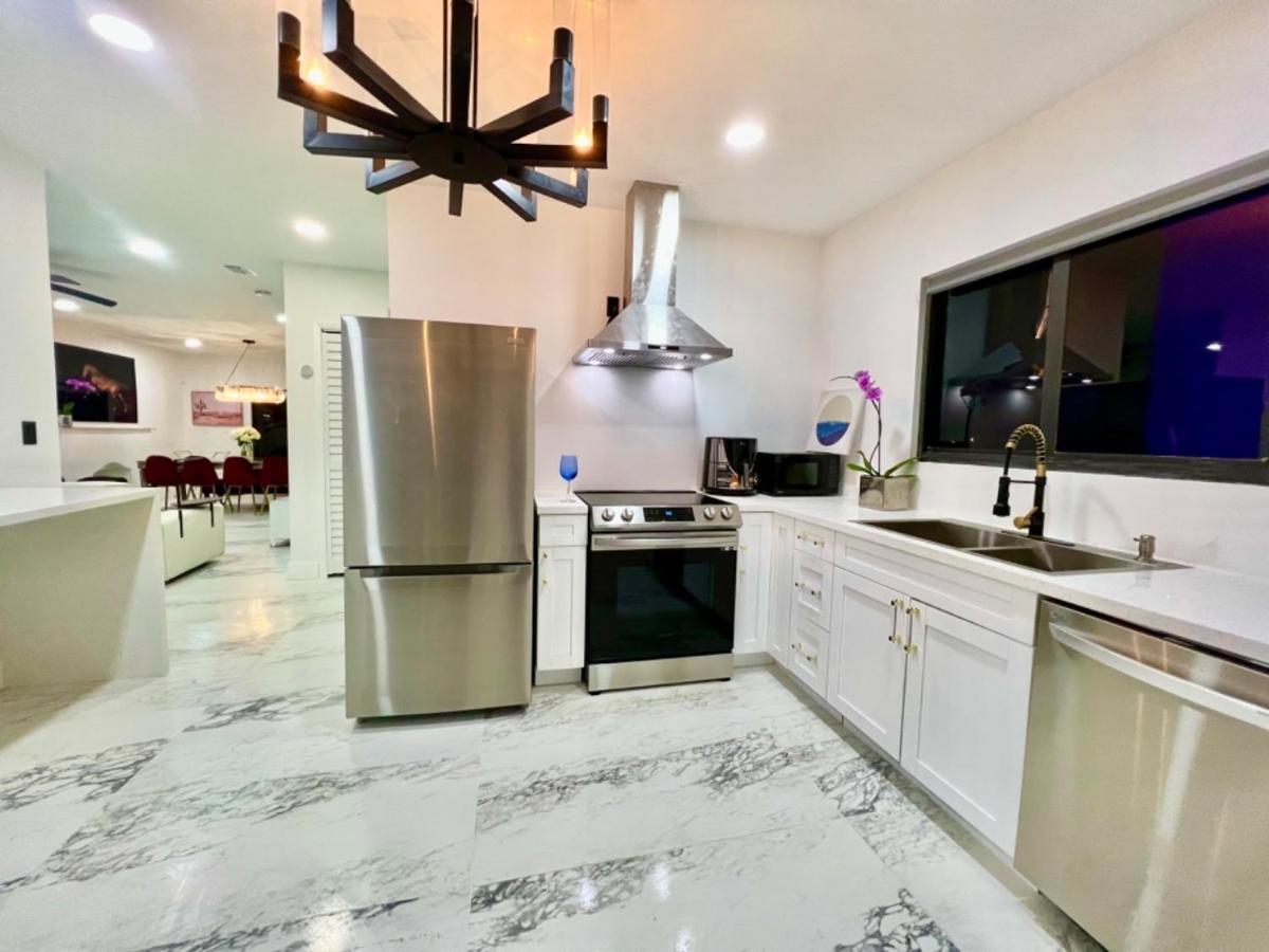3 Seasons At The Carrington 3 Separate 2 Bedroom 1 Bathroom Apartments And A 3 Bedroom 2 Bathroom Villa Miami Exteriör bild