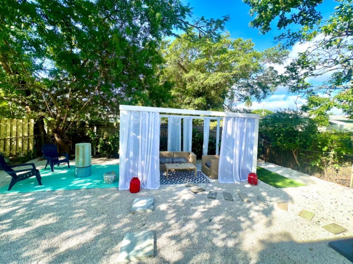 3 Seasons At The Carrington 3 Separate 2 Bedroom 1 Bathroom Apartments And A 3 Bedroom 2 Bathroom Villa Miami Exteriör bild