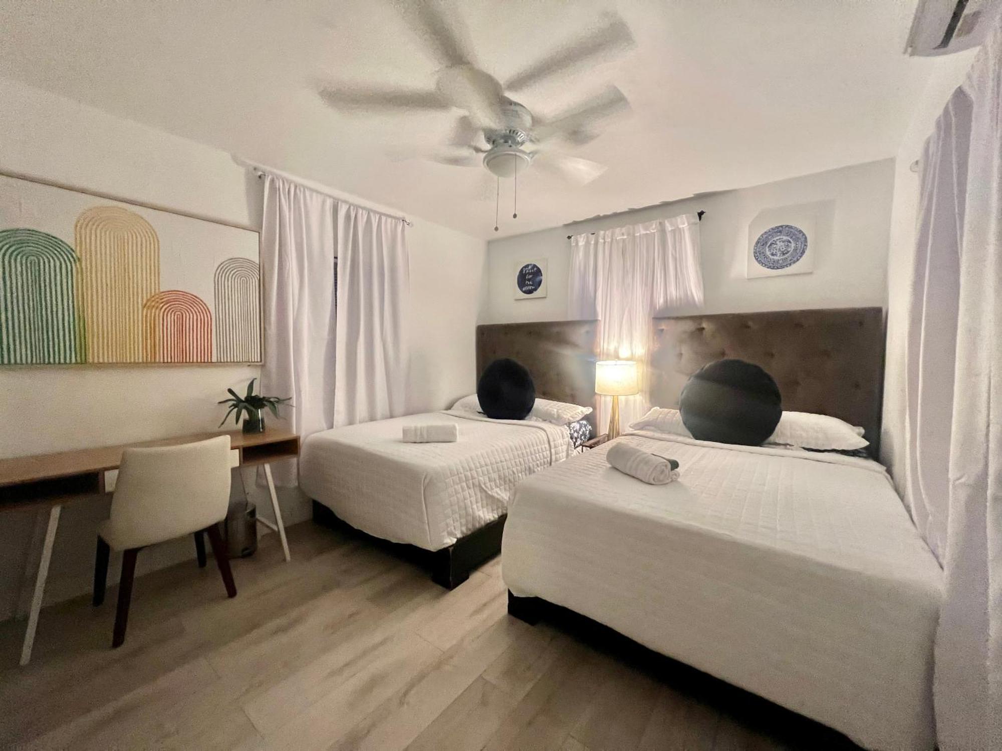 3 Seasons At The Carrington 3 Separate 2 Bedroom 1 Bathroom Apartments And A 3 Bedroom 2 Bathroom Villa Miami Exteriör bild