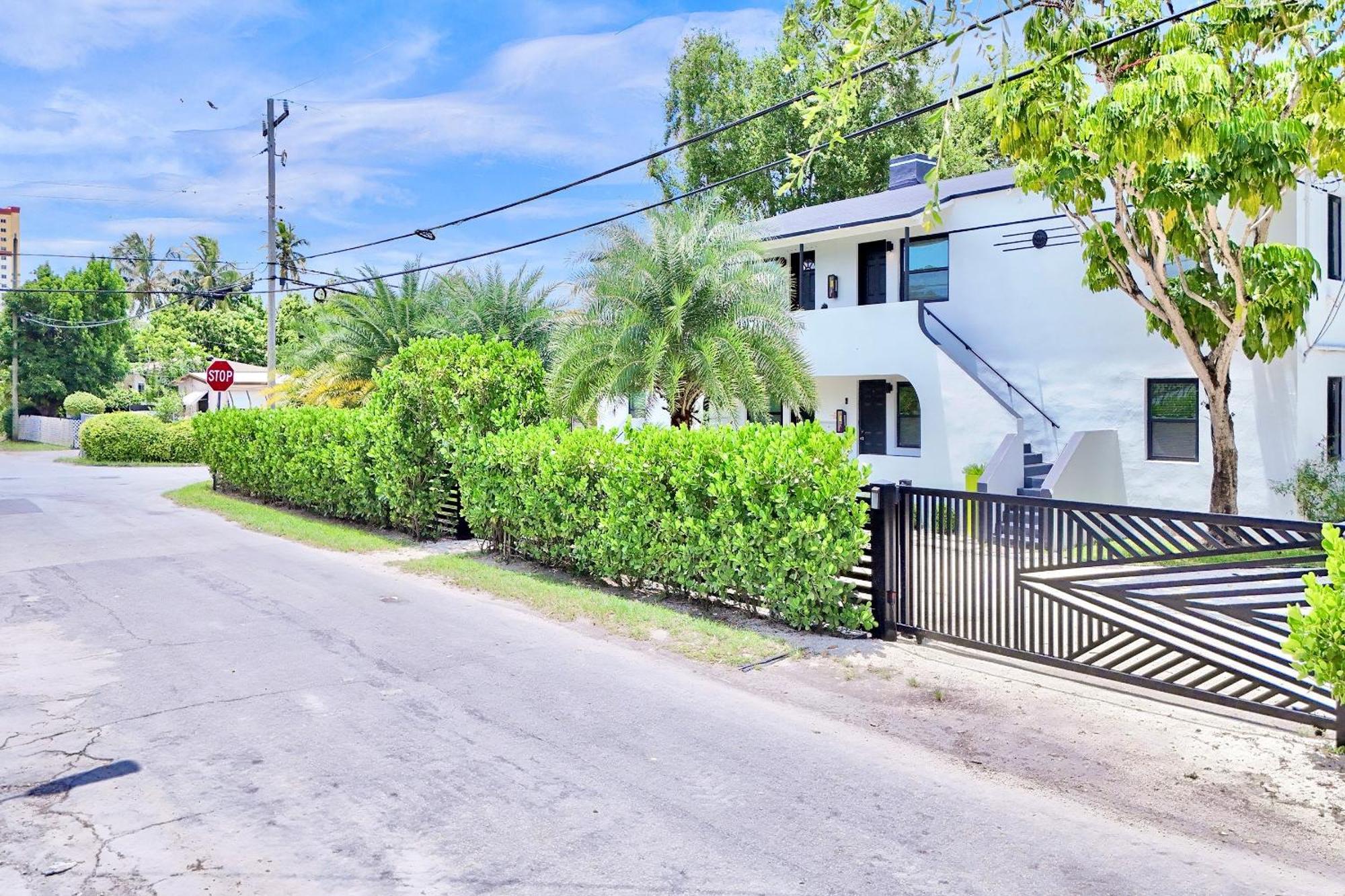 3 Seasons At The Carrington 3 Separate 2 Bedroom 1 Bathroom Apartments And A 3 Bedroom 2 Bathroom Villa Miami Exteriör bild