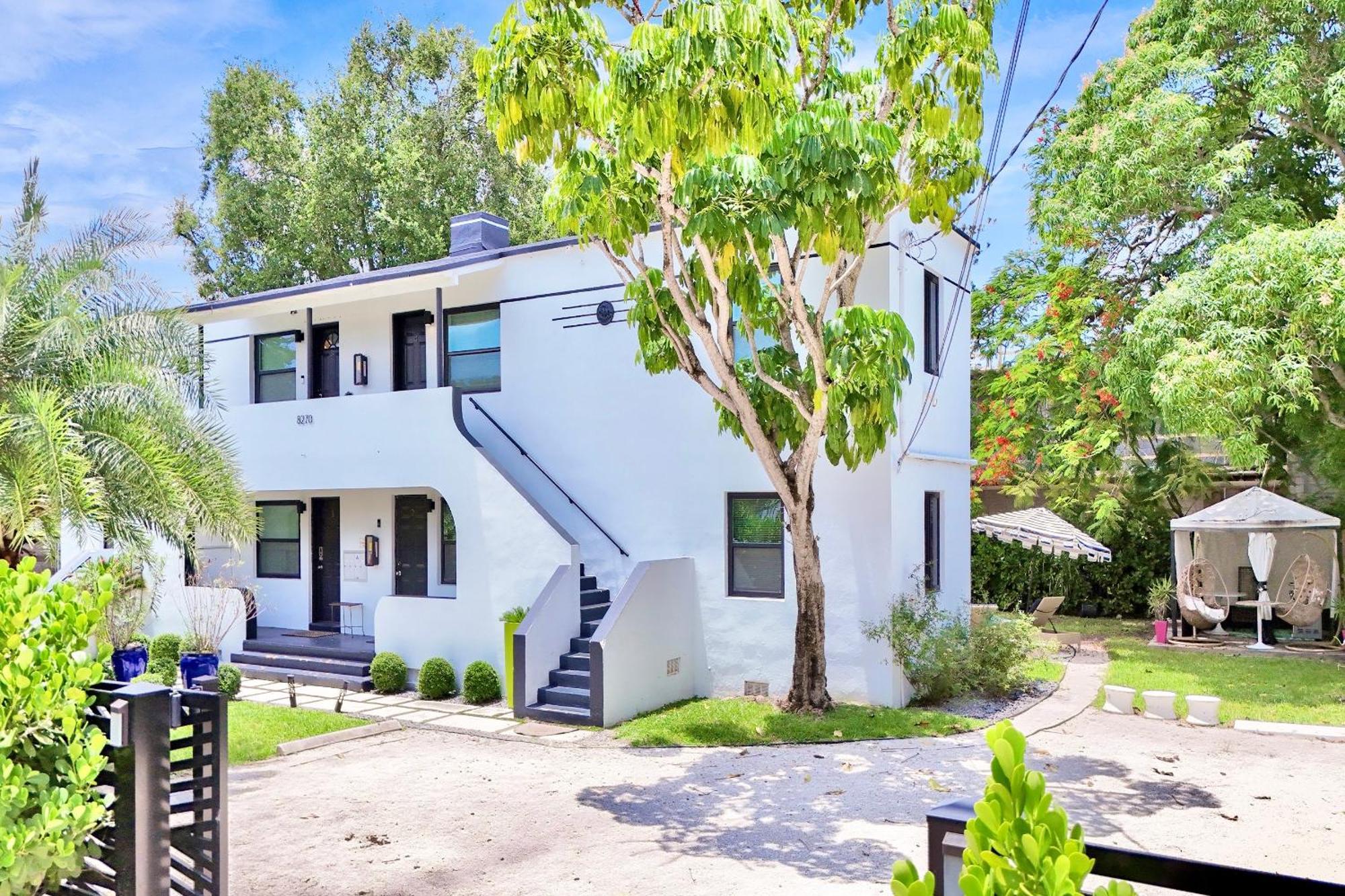 3 Seasons At The Carrington 3 Separate 2 Bedroom 1 Bathroom Apartments And A 3 Bedroom 2 Bathroom Villa Miami Exteriör bild