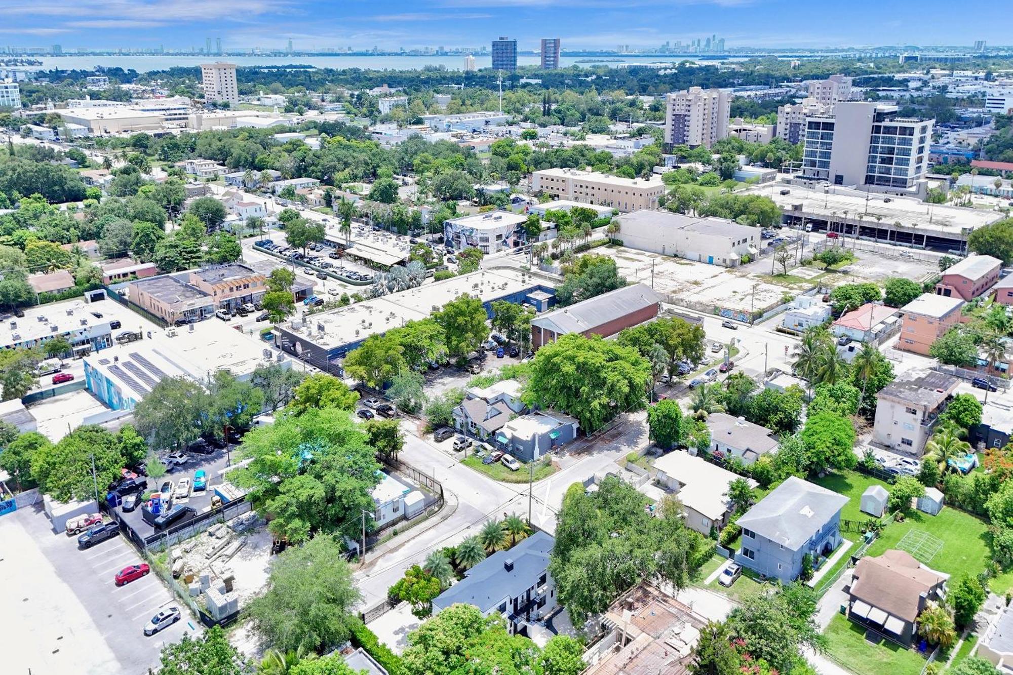 3 Seasons At The Carrington 3 Separate 2 Bedroom 1 Bathroom Apartments And A 3 Bedroom 2 Bathroom Villa Miami Exteriör bild
